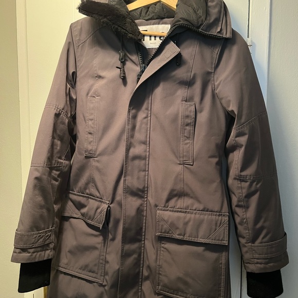 Bancroft Aritzia Parka gently worn for 1 season. - Picture 3 of 8